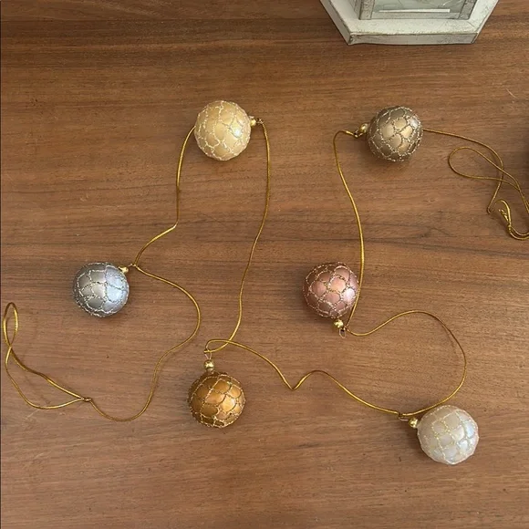 Elegant Multicolor Ornament Garland