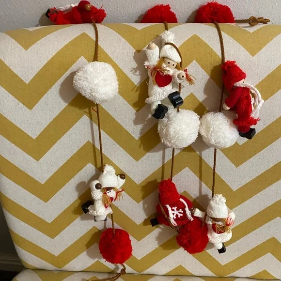 Adorable Nordic climber Christmas garland (w)