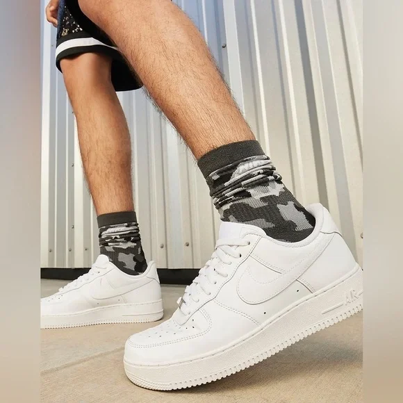 EUC Nike Men’s Air Force 1 ‘07 White Athletic Sneakers 12