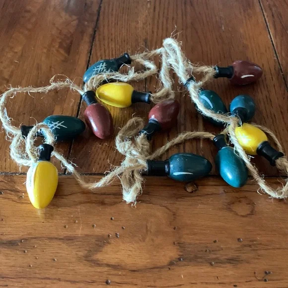 Wooden Lightbulb Garland