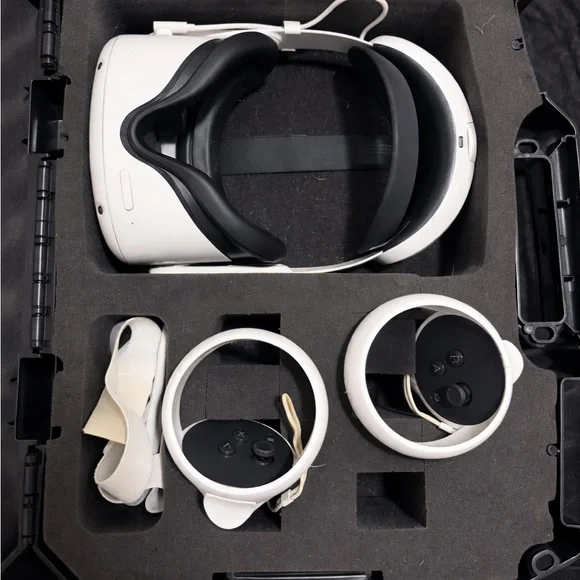Meta Quest 2 VR Headset + Controllers + Case-Mate Hard Case