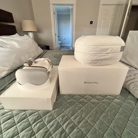 Apple Vision Pro in White with Cushioned Accessories