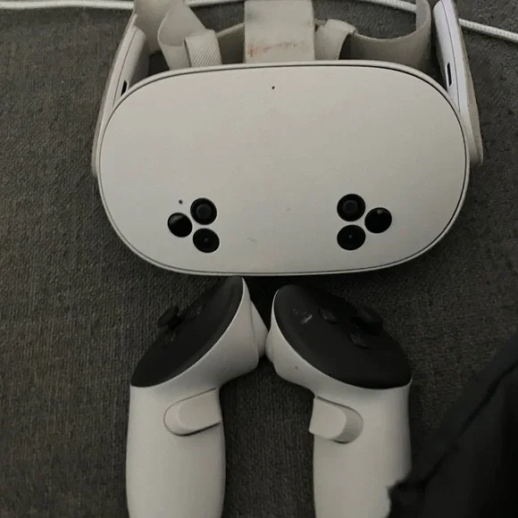 VR Headset with Controllers - White
