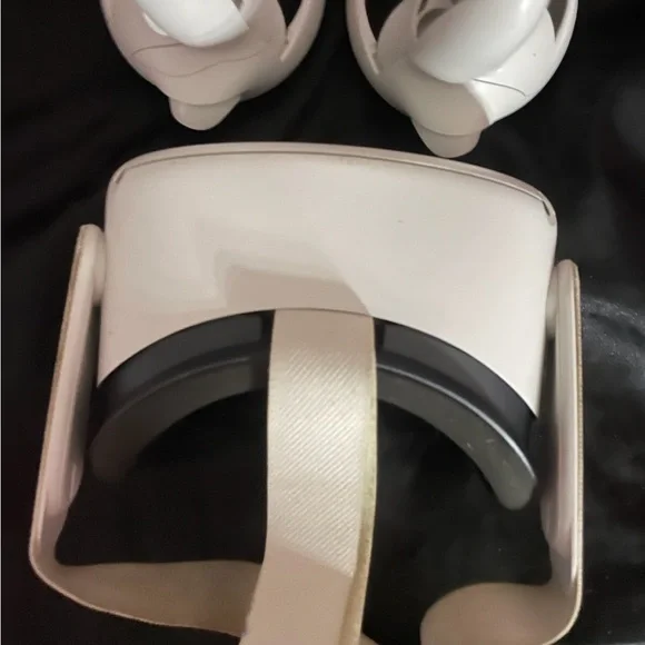 Standalone VR Headset with Controllers - White