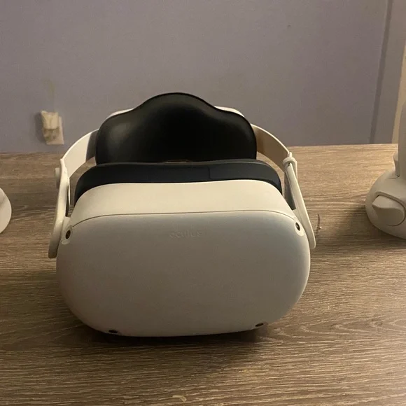 Oculus White Standalone VR Headset with Ergonomic Design