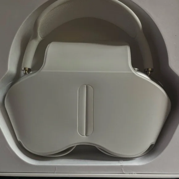 Silver Apple AirPods Max