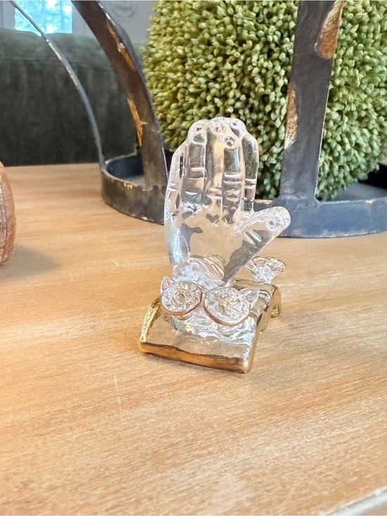 😎3/$20‼️Vintage Glass Praying Hands on Bible with Flowers
