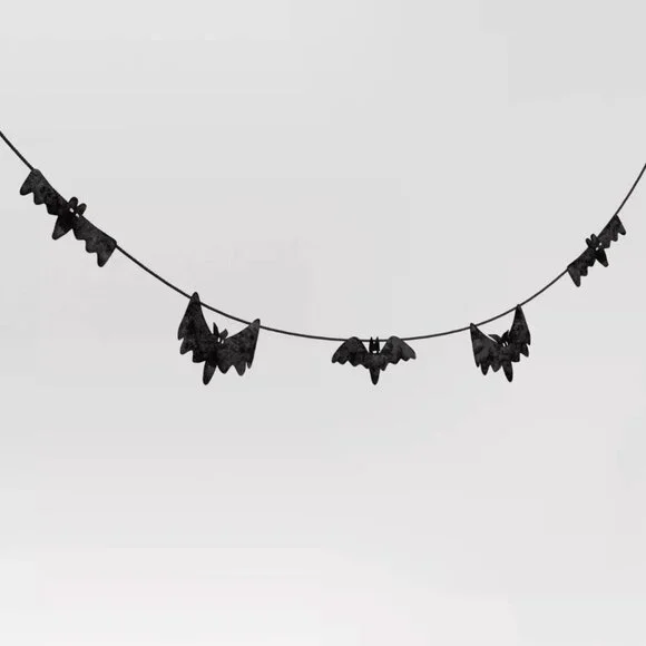 TARGET HYDE & EEK VELVET BAT WALL GARLAND 1CT