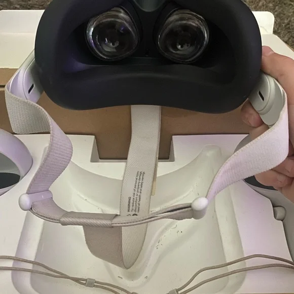 Oculus quest 2, VR Headset with Adjustable Strap - Black and White