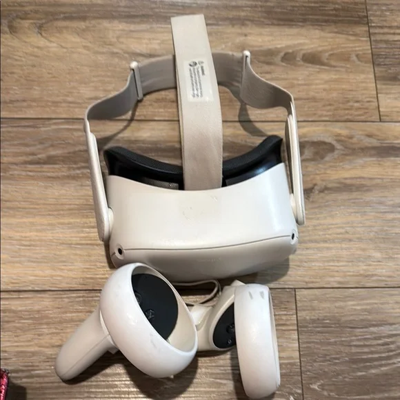 Oculus VR Headset and Controllers - Cream