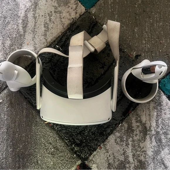 Quest 2 Standalone VR Headset White with Touch Controllers