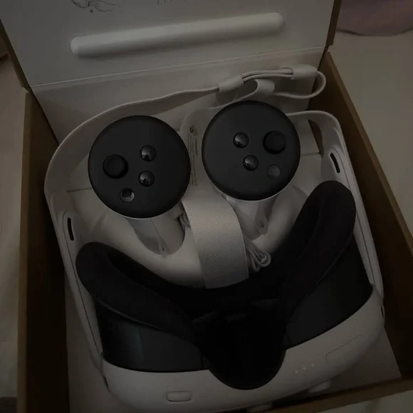 VR Headset with Controllers - Black and White