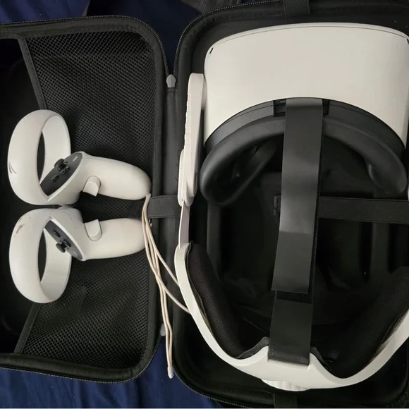 VR Headset with Controllers - White