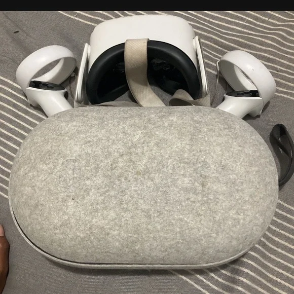 VR Headset with Controllers - White