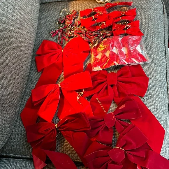 Lot of vintage red,burgundy,plaid velvety bows ￼