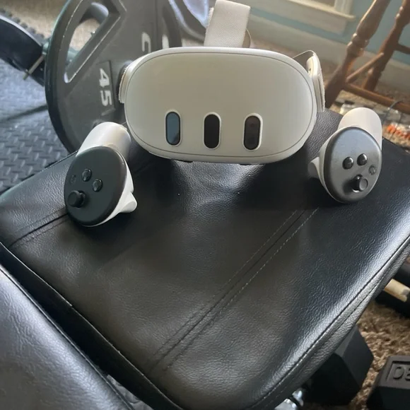 Meta Quest VE Headset with Controllers - White and Black