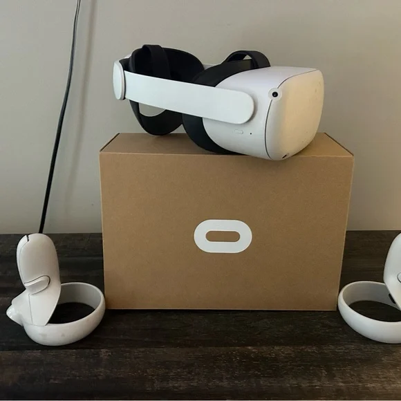 Oculus White VR Headset with Controllers
