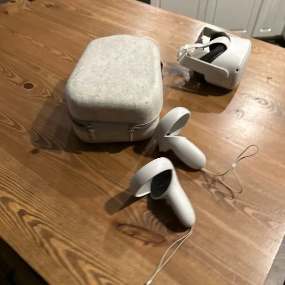Oculus Quest 2 128gb With Case and Controllers works well slightly scratched