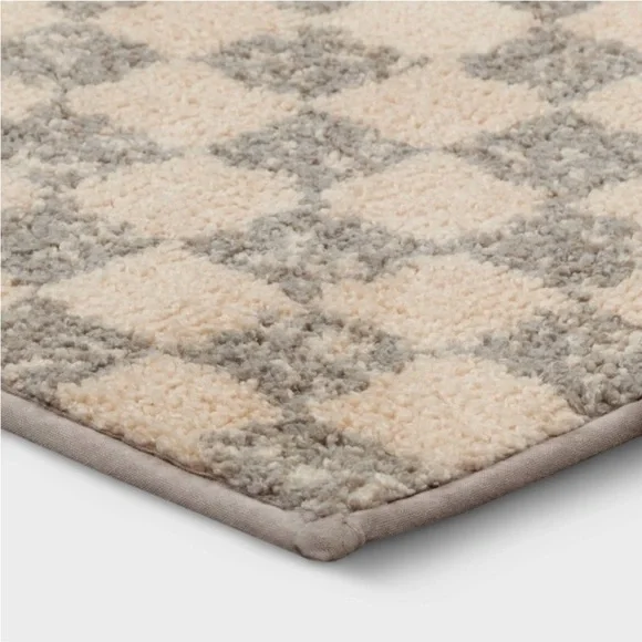 THRESHOLD NWT washable checkerboard plush accent rug -gray/cream -2’6”x4’
