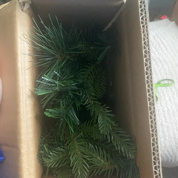 9 Pines & Pinecones Green Artificial Garland new in box
