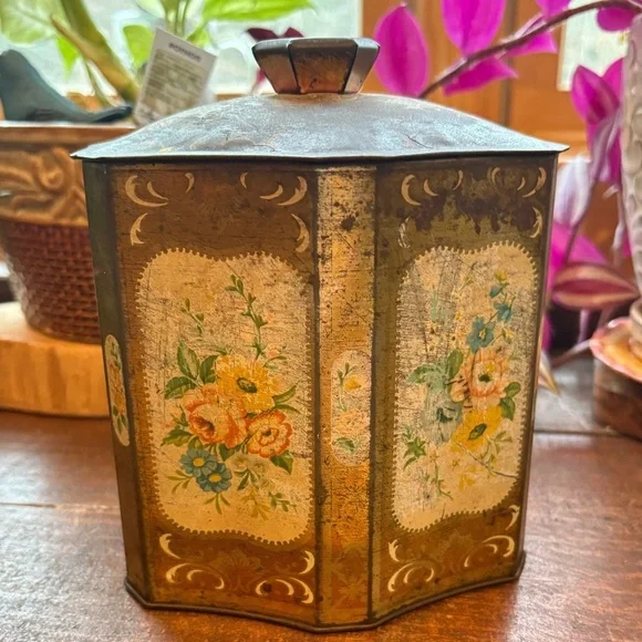 Murray Allen Regal Crown confection tin, from the 1950s -1960s made in England