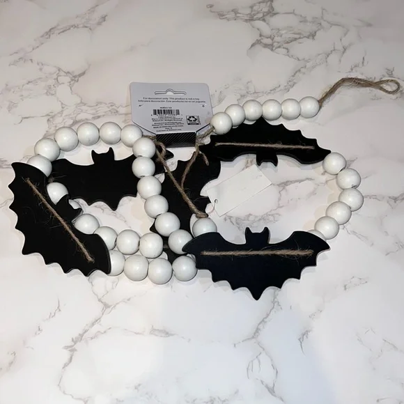 NWT 5 bat White Beaded a wooden Garland Strand