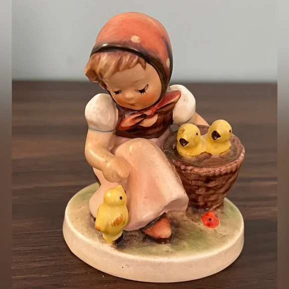 Charming‎ Figurine, chick girl with Chicks