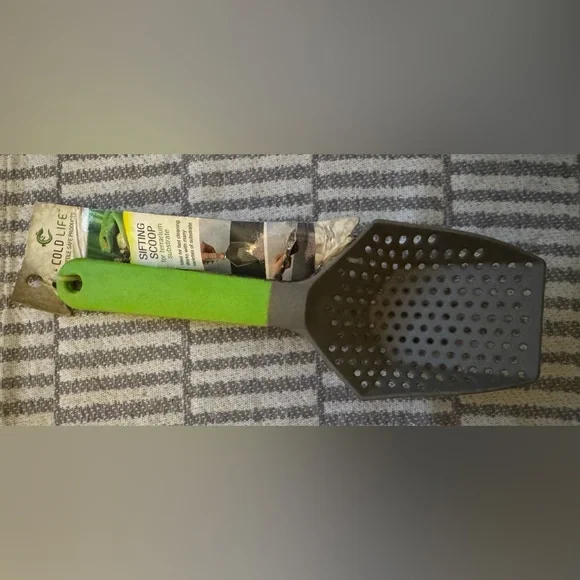 Green and Black Reptile Sifting Scoop