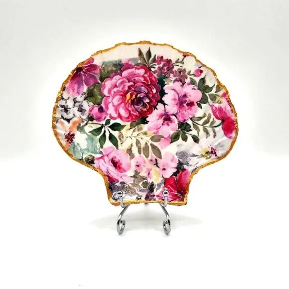 Decoupage Scalloped shell springtime flowers