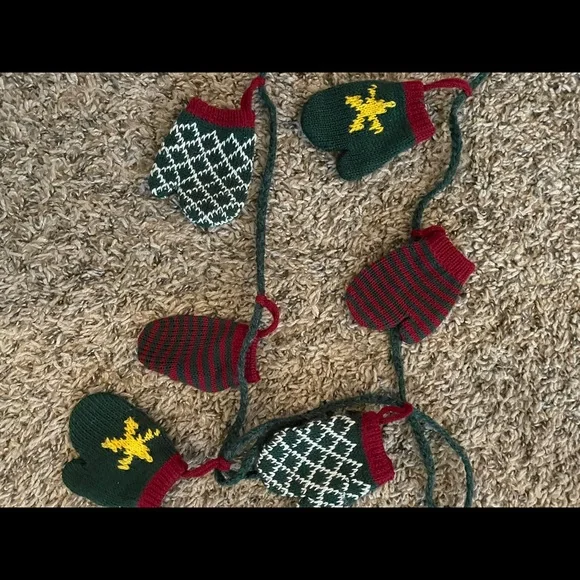 Mitten garland