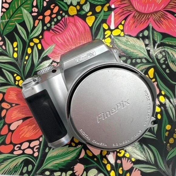 Fujifilm FinePix S3000 Digital Camera 3.2MP 6x Optical Zoom Silver Y2K Retro