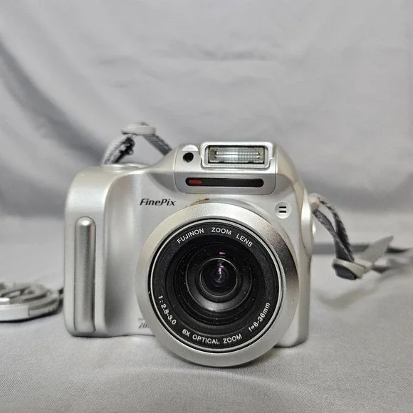 Fujifilm‎ FinePix Digital Camera 2.0MP • 6x Optical Zoom • Untested • Vintage...