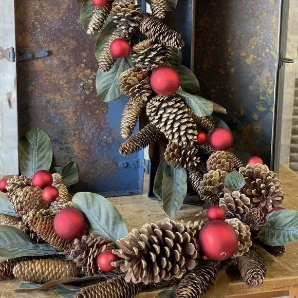 6’ strand of Goldstruck Magnolia Garland