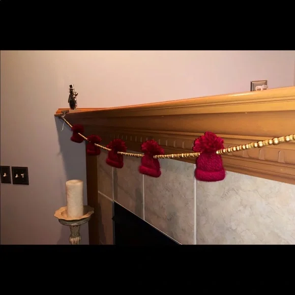 Garland decoration, red mini hats and gold beads