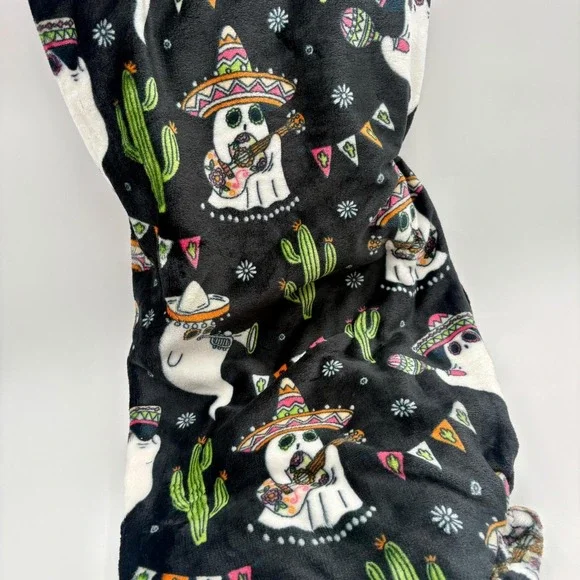 Boo!‎ Halloween Velvet Soft Throw Blanket Ghost Sombrero Black Mariachi