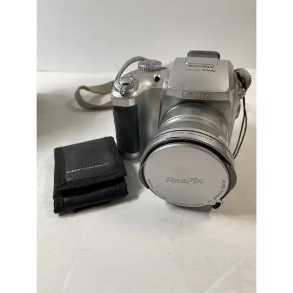 FujiFilm FinePix S3000 3.1MP Digital Camera 6x Optical Zoom