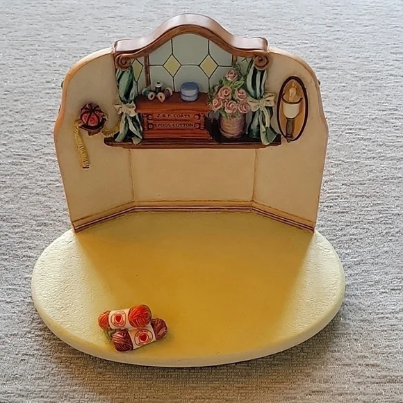 GOEBEL 1999 Hummelscapes quilting bee stand. 1047-D Great condition.