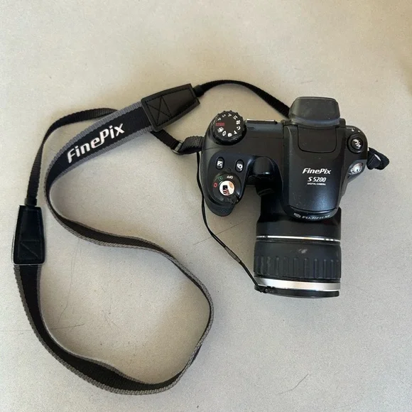 Fujifilm FinePix S5200 10x Zoom Digital Camera Black 5MP Good Condition Strap