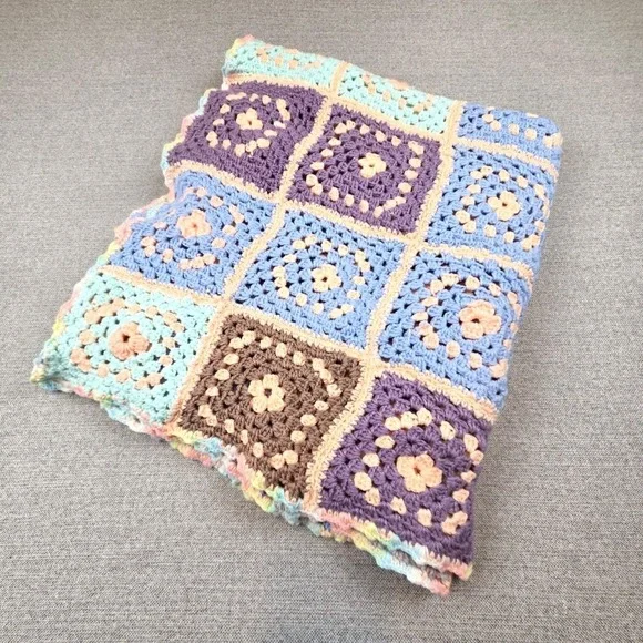 Vtg Handmade Granny‎ Square Afghan Crochet Blanket Quilt Pastel Baby 70