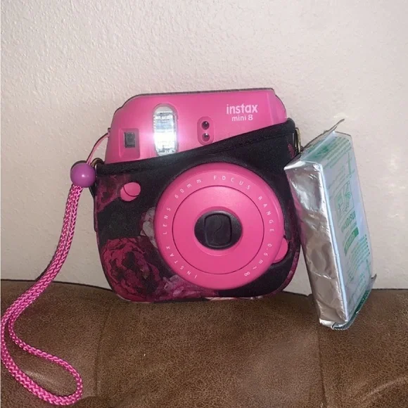Fujifilm mini polaroid camera with 1 pack of film