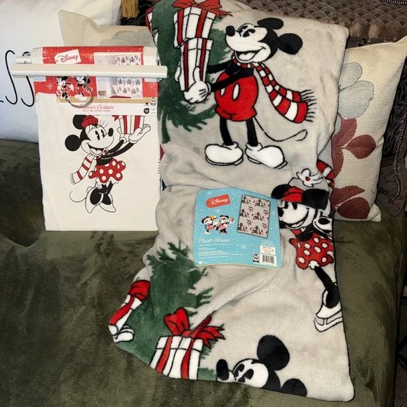 Disney Mickey & Minnie Mouse Gifting Christmas Shower Curtain And‎ Blanket Set