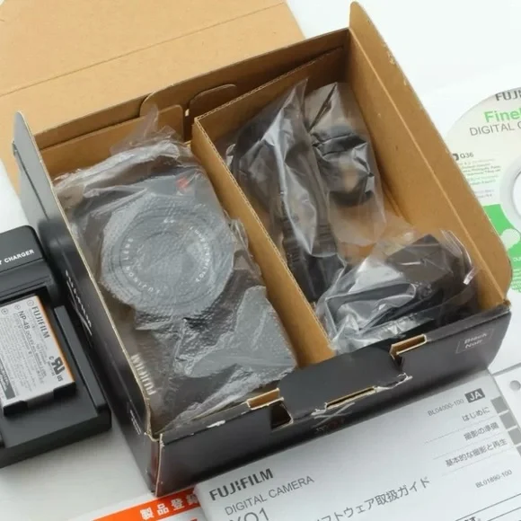 Fujifilm XQ1 Digital Camera - MINT CONDITION