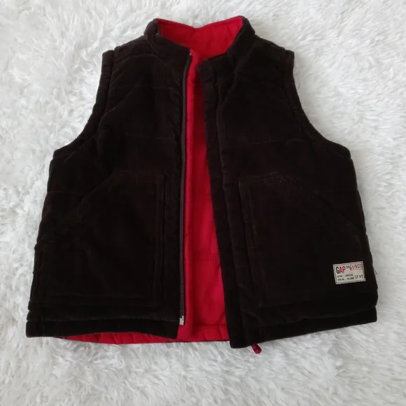 Gap Vest Toldder boy Size 2T corduroy and puffer reversible exelente conditions