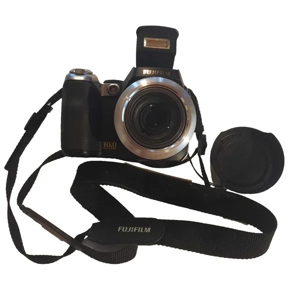 Fuji FinePix S8100fd Compact Digital Bridge Camera 10MP 27-86mm 18x Zoom Lens