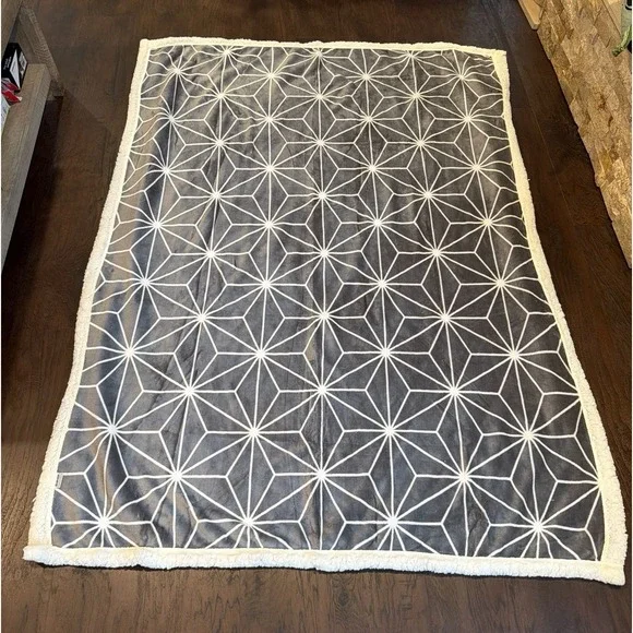Rare Disney Epcot Cast Limited‎ Blanket 50x62 inches