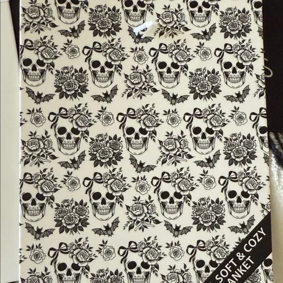 Deborah Connolly designs Halloween skull and bow queen blanket☠️🥀🦇