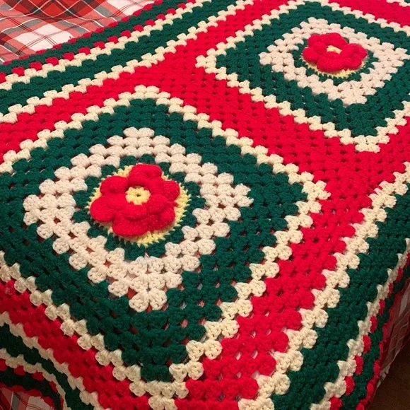 Gorgeous Vintage Granny Square Crocheted Christmas Throw Blanket Sofa Quilt