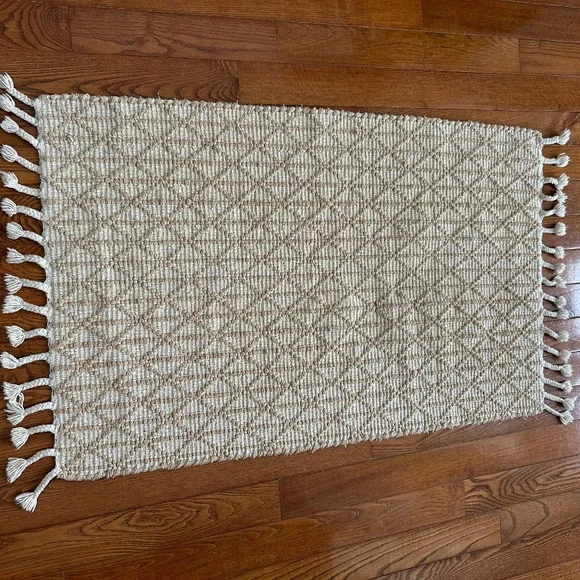 *LAST CHANCE Clearance Sale * Rug with braided tassels
