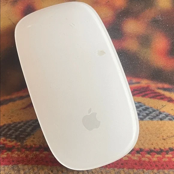 Apple Sleek White Wireless Mouse