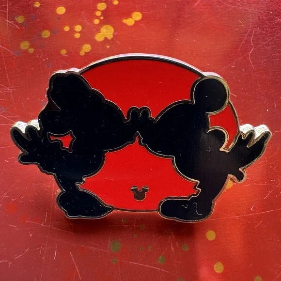 Disney Pin Hidden Mickey Minnie Kiss COMPLETER Mouse Ear 2018 Red Silhouette HTF